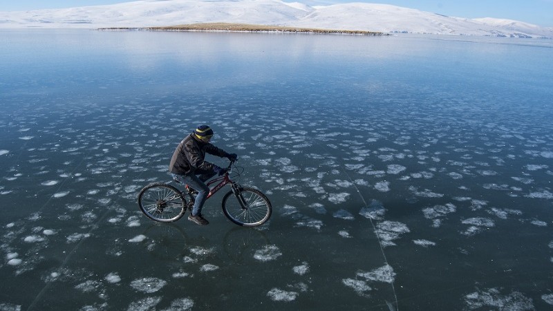 Çıldır Gölü buzla kaplandı