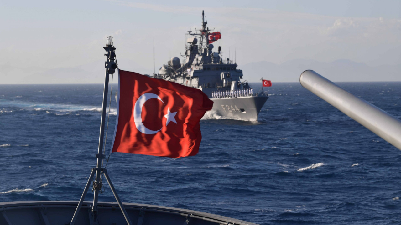 Forbes'ten Yunanistan analizi: Türk donanmasıyla boy ölçüşemez