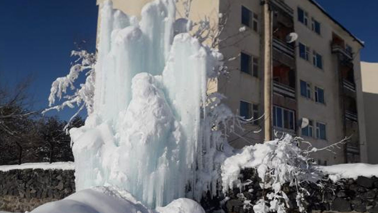 -23 derecede patlayan borudan fışkıran su buz dağı' oluşturdu haberi