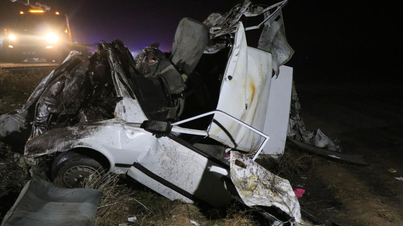 Aksaray yeni yıla katliam gibi kazayla girdi iki otomobil kafa kafaya çarpıştı: 7 ölü