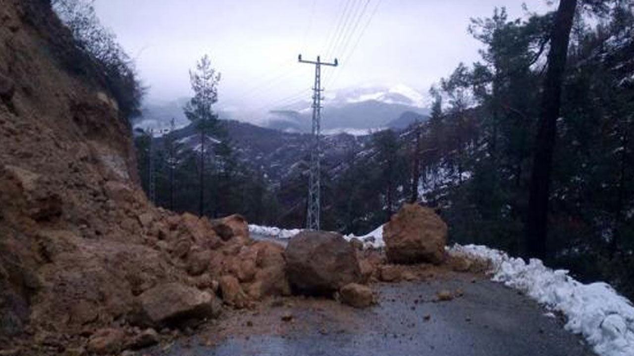 Alanya'da heyelan! Kaya parçaları yolu kapattı haberi