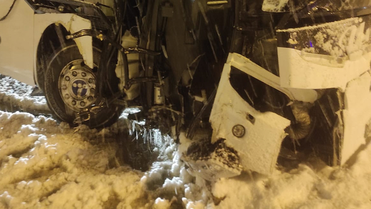 Amasya - Merzifon'da yolcu otobüsü bariyerlere çarptı: 30 yaralı haberi