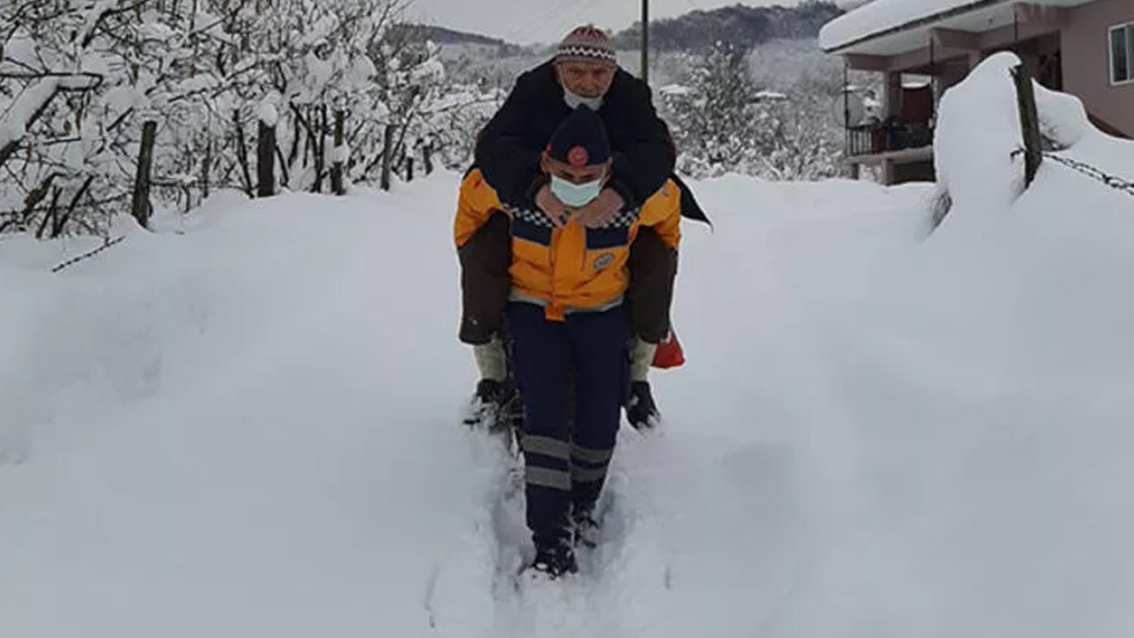 Ambulans şoförü hastayı 500 metre sırtında taşıdı haberi