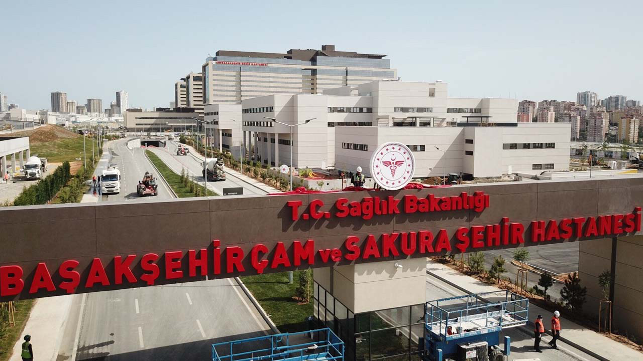 Başakşehir'de hamile hemşireye uçan tekme! Başörtüsünden tutup savurdu