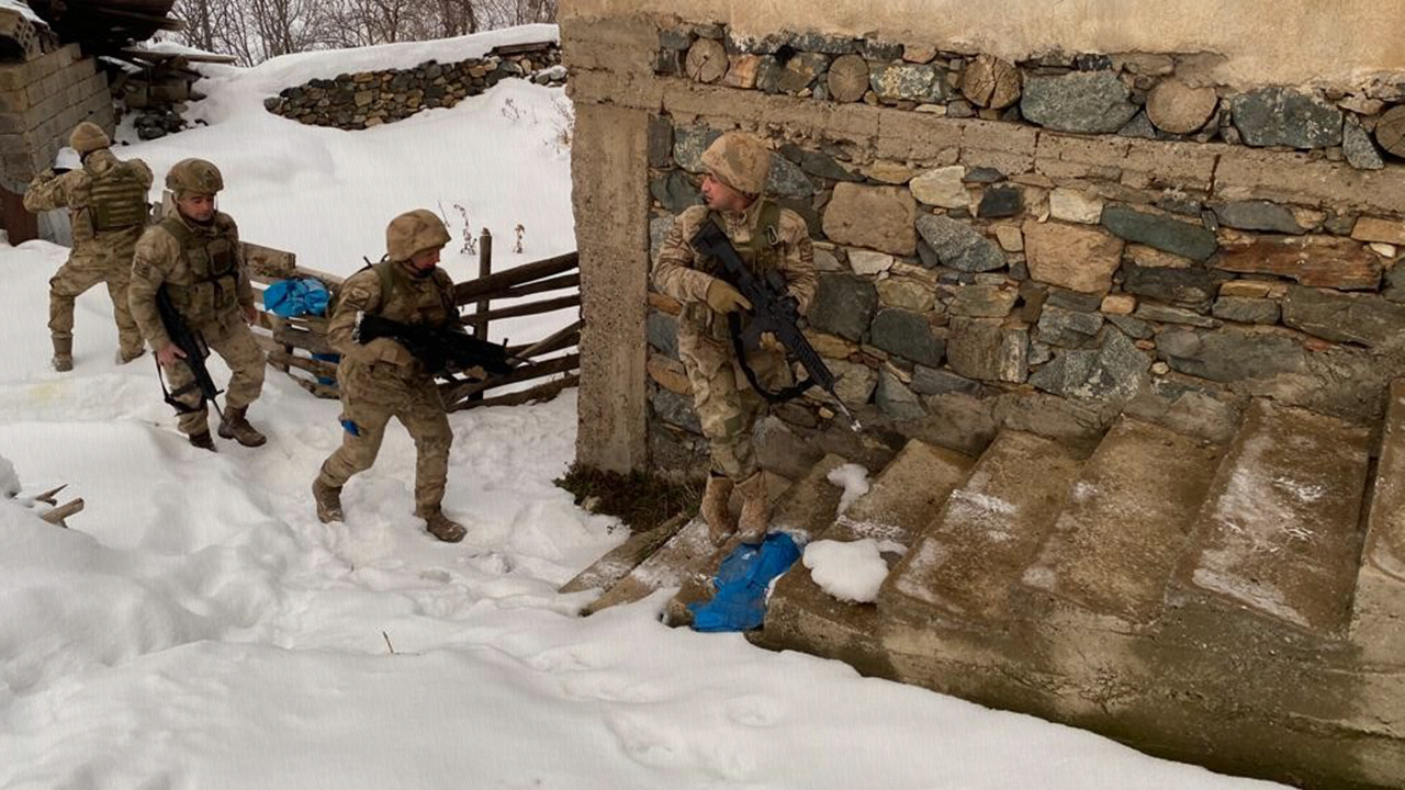 Bitlis merkezli terör operasyonunda 8 kişi gözaltına alındı