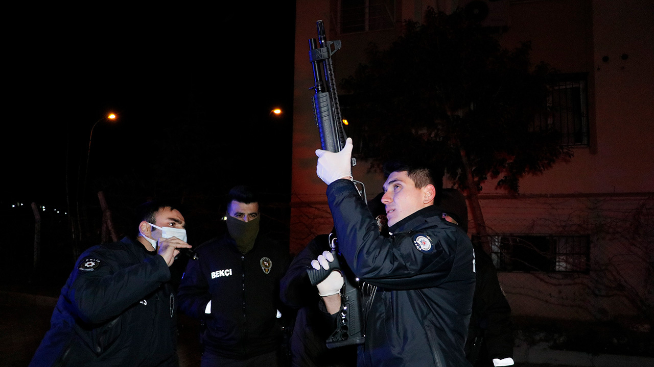 Boşanma aşamasındaki eşinin evini bastı! Kayınbiraderi pompalı tüfekle karşılık verdi haberi