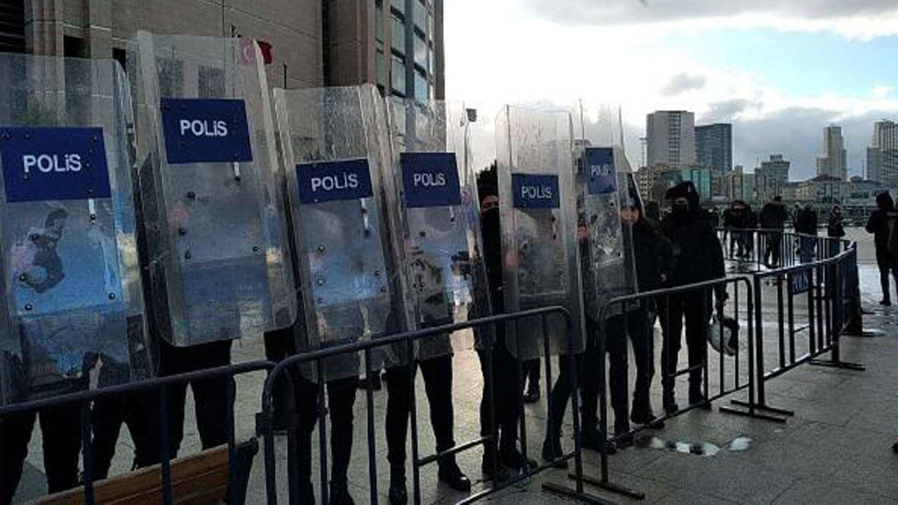 Çağlayan'da adliye önünde hareketli dakikalar! Polise bıçakla saldırdı vuruldu