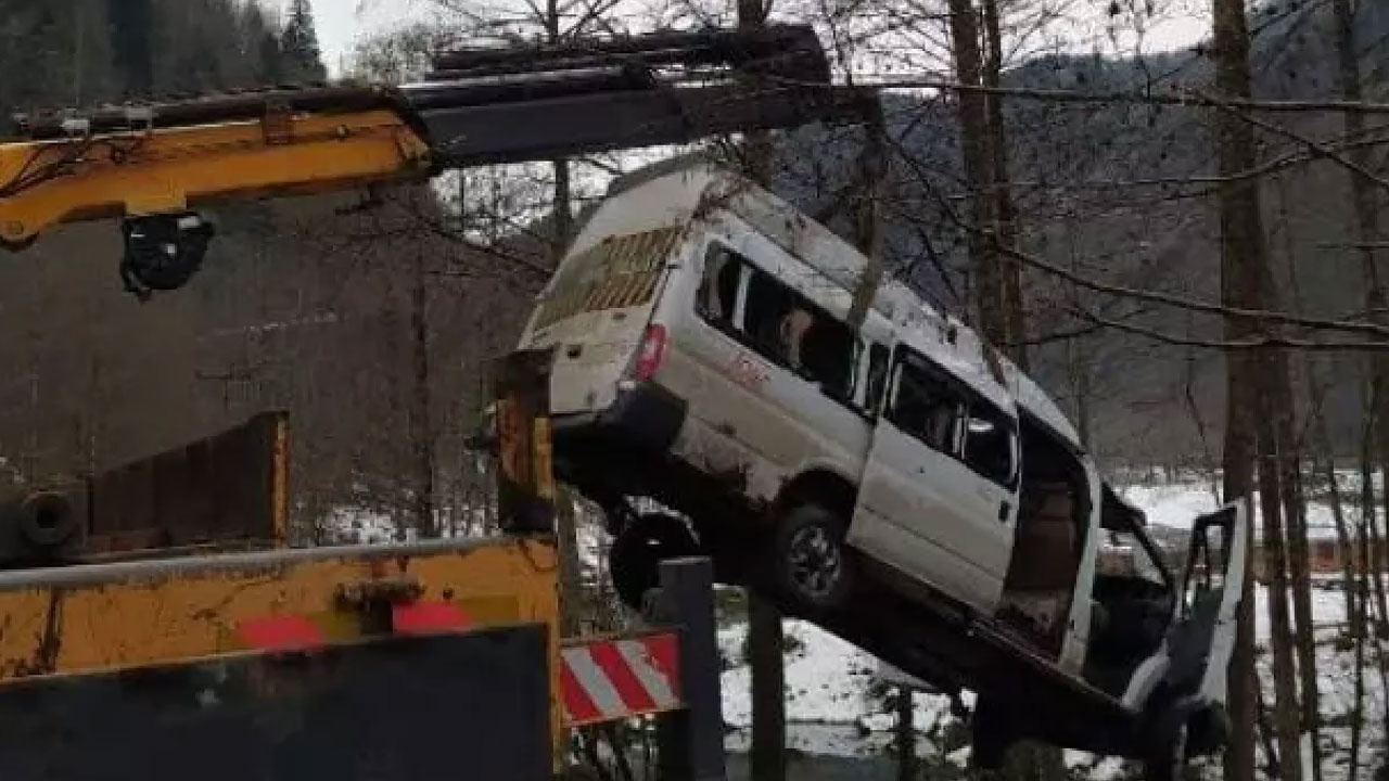 Çamlıhemşin'de tur minibüsü dereye uçtu