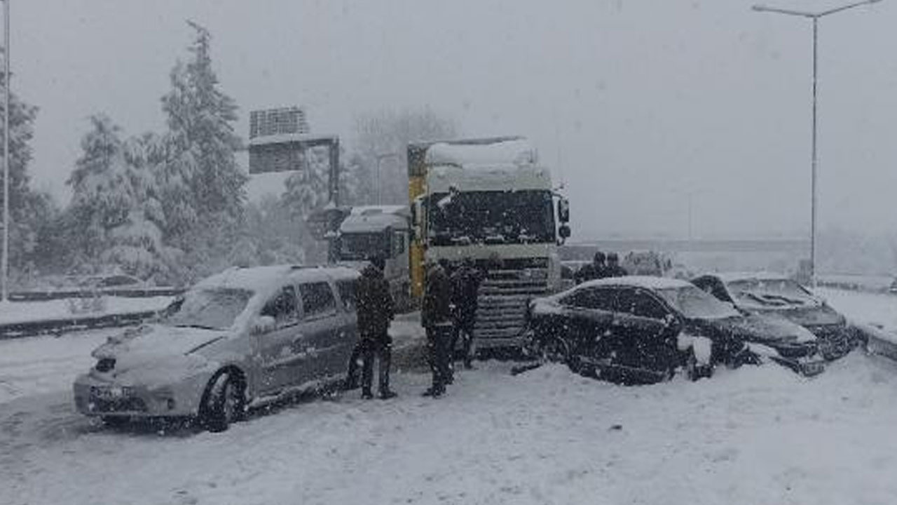 Düzce'de otoyolda 36 aracın karıştığı zincirleme kaza! İstanbul istikameti ulaşıma kapandı yaralılar var haberi