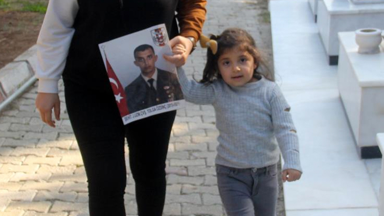 İlk karnesini hiç görmediği şehit babasına götürdü haberi