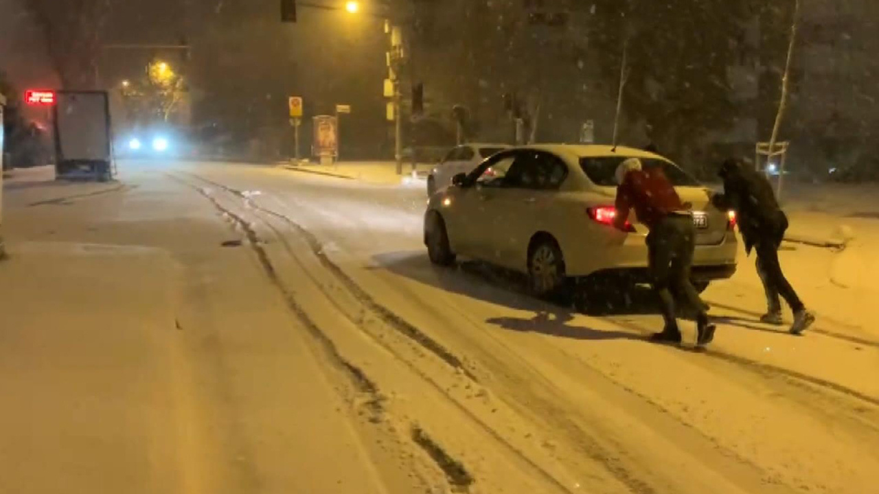 İstanbul'da aralıklarla yağan kar hayatı olumsuz etkiledi ara yollar karla kaplandı haberi