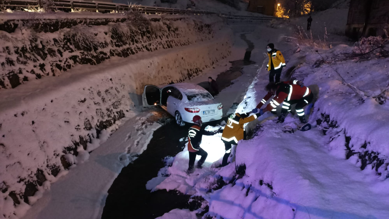 İstanbul'da buzlanan yolda 50 metre kayan vasıta dereye uçtu! Baba oğul hastanelik oldu haberi