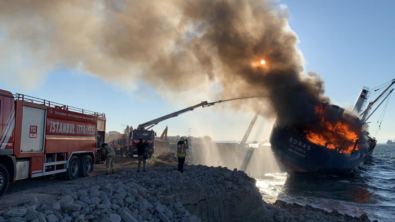 İstanbul'da karaya oturan gemide yangın çıktı Kara bulutlar kapladı haberi