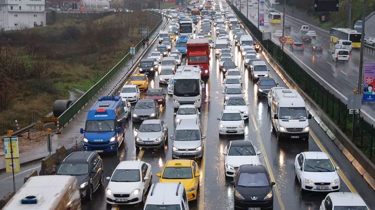 İstanbul'da trafik yoğunluğu yüzde 90'a çıktı haberi