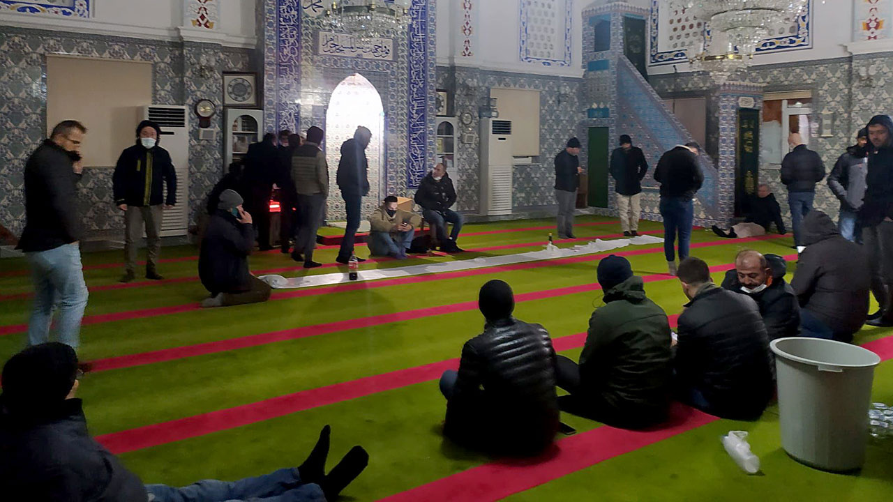 İstanbul'da yollarda mahsur kalan vatandaşlar camilerde konuk ediliyor haberi