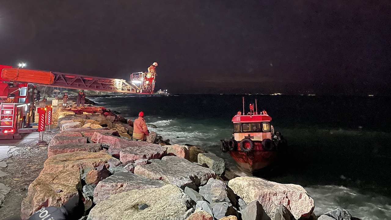 İstanbul Kadıköy'de karaya oturan balıkçı teknesindeki iki birey kurtarıldı haberi