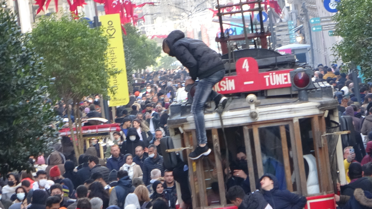 İstanbul Taksim'de yürekler ağza geldi! 600 watt elektriğe rağmen aldırış etmedi