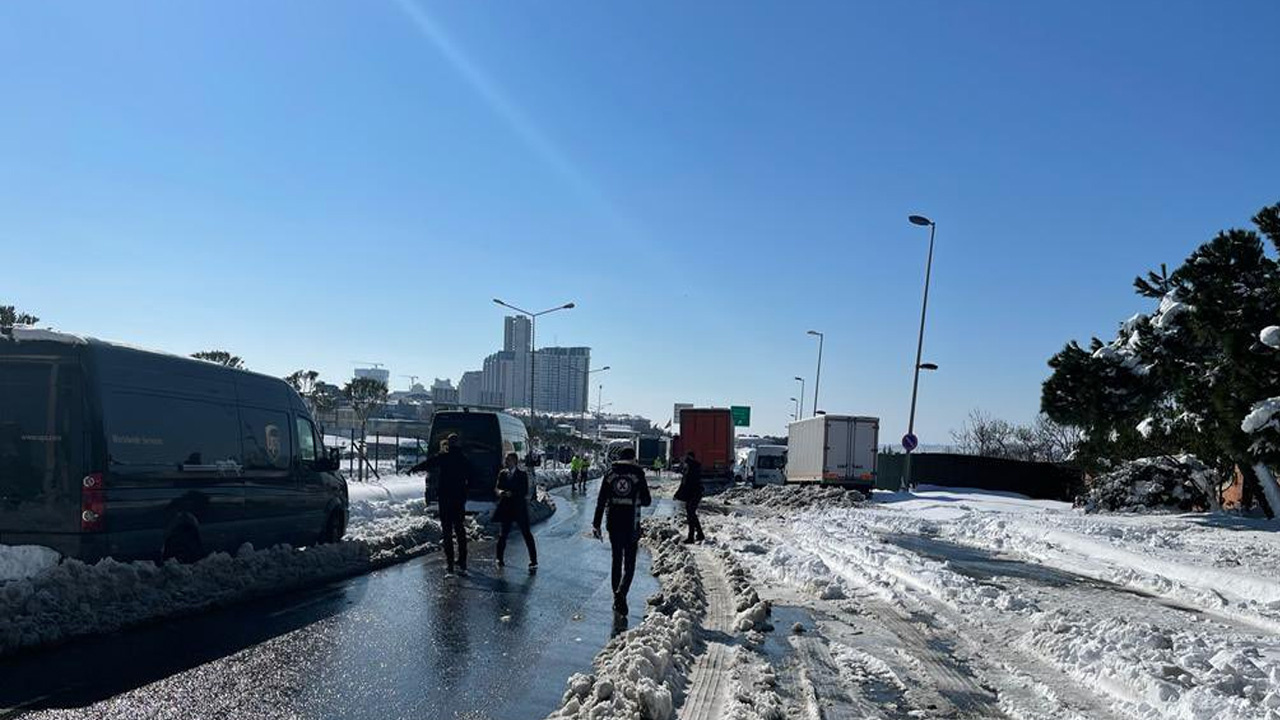 İstanbul Valisi Ali Yerlikaya'dan Hadımköy uyarısı: Çekilmediği takdirde araçlar görevlilerce çekilecektir haberi