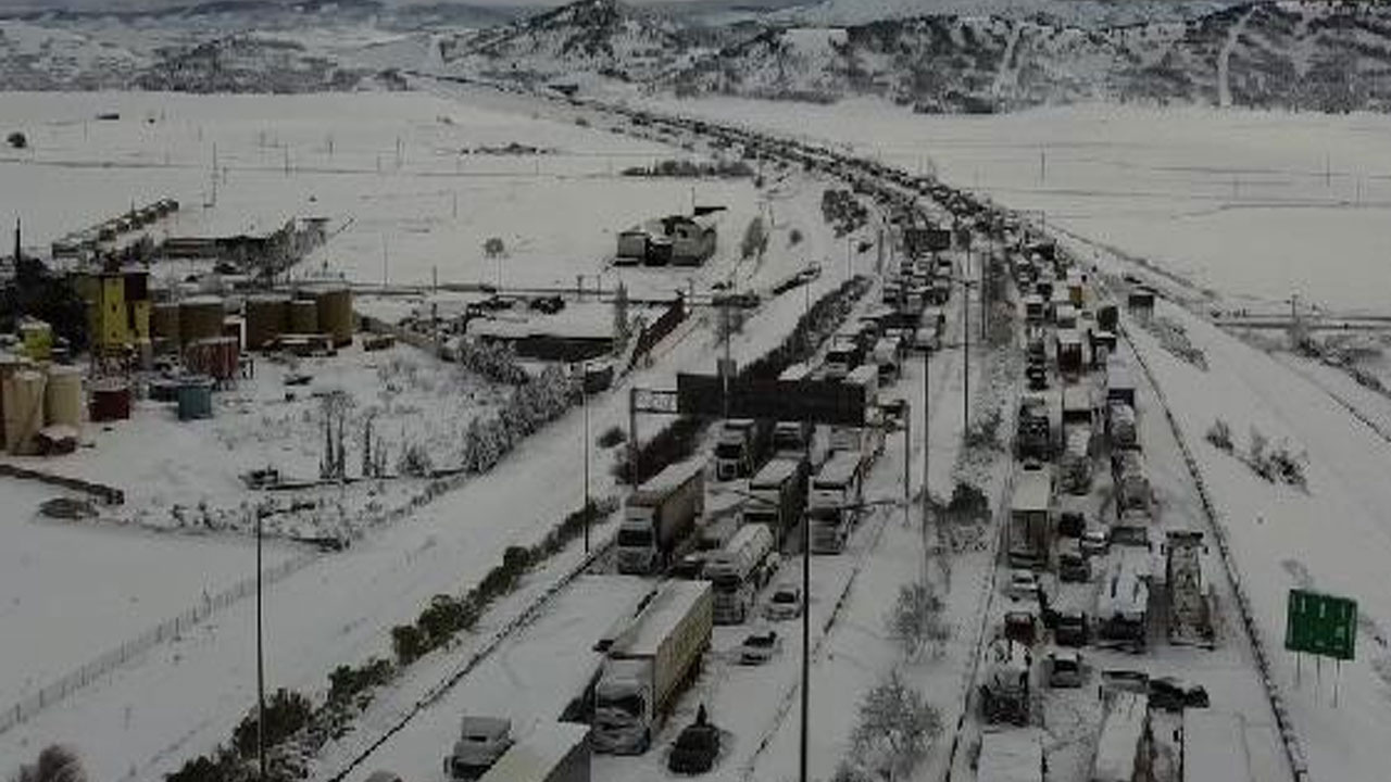 Kar bastırdı yollar kapandı! Karayolları Genel Müdürlüğü'nden 'yol durumu' açıklaması haberi