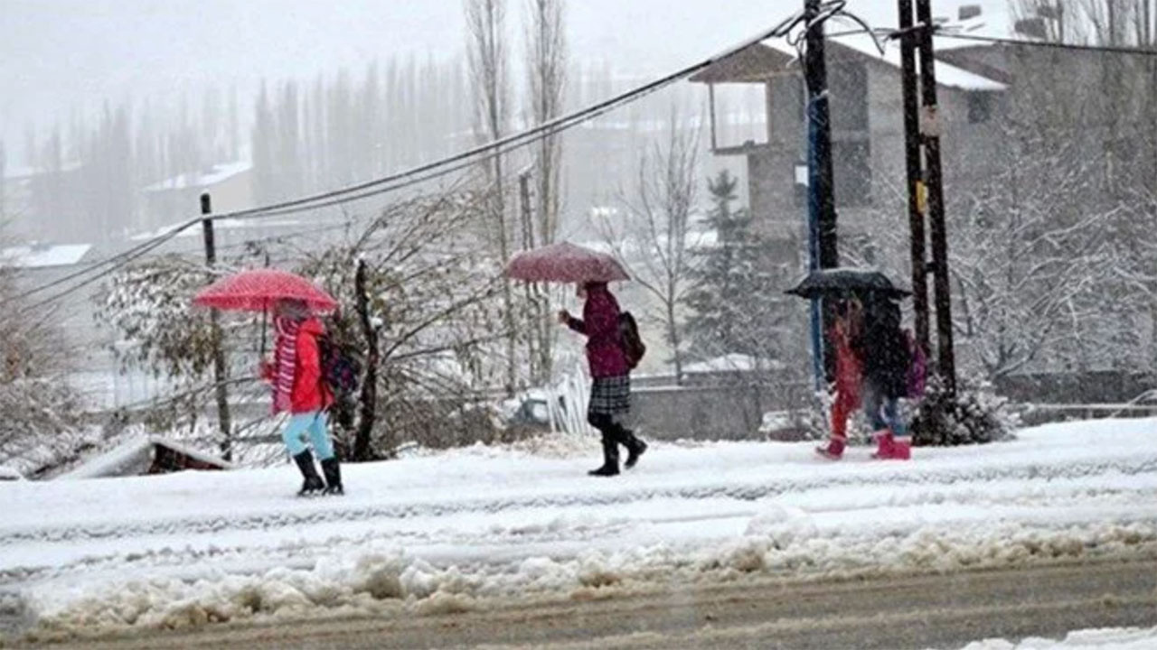 Kar fena bastırdı 52 şehirde yüz yüze eğitime ara verildi! İşte okulların tatil olduğu il ve ilçeler... haberi