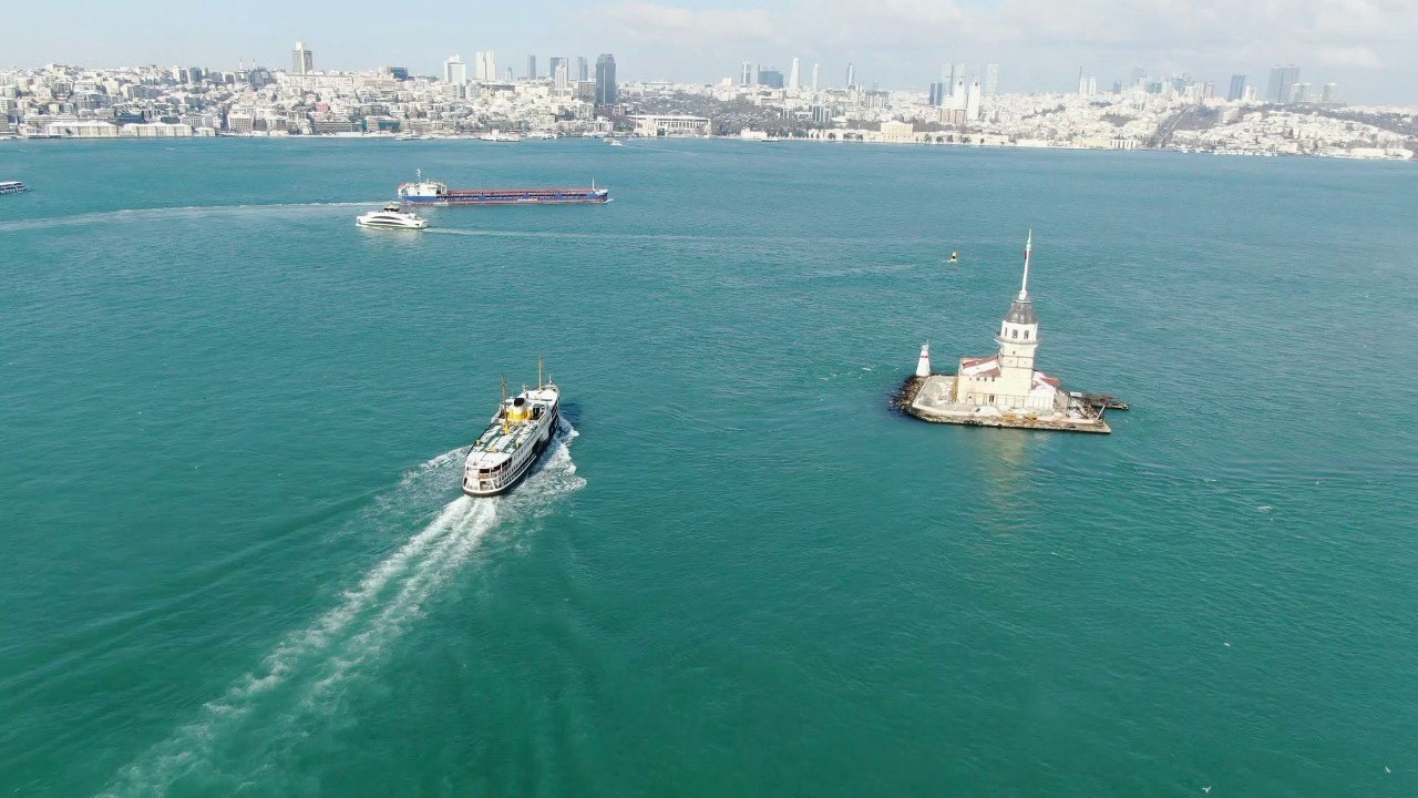 Kar ve kasırga sonrası İstanbul Boğazı`nın rengi değişti! Eşsiz masalsı gösterme büyüledi haberi