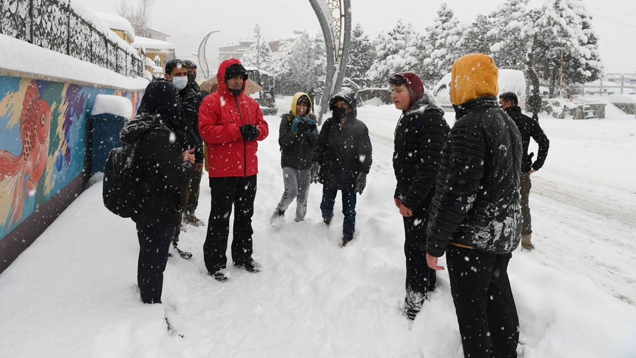 Kar yağışı nedeniyle 5 ilde okullar tatil edildi haberi