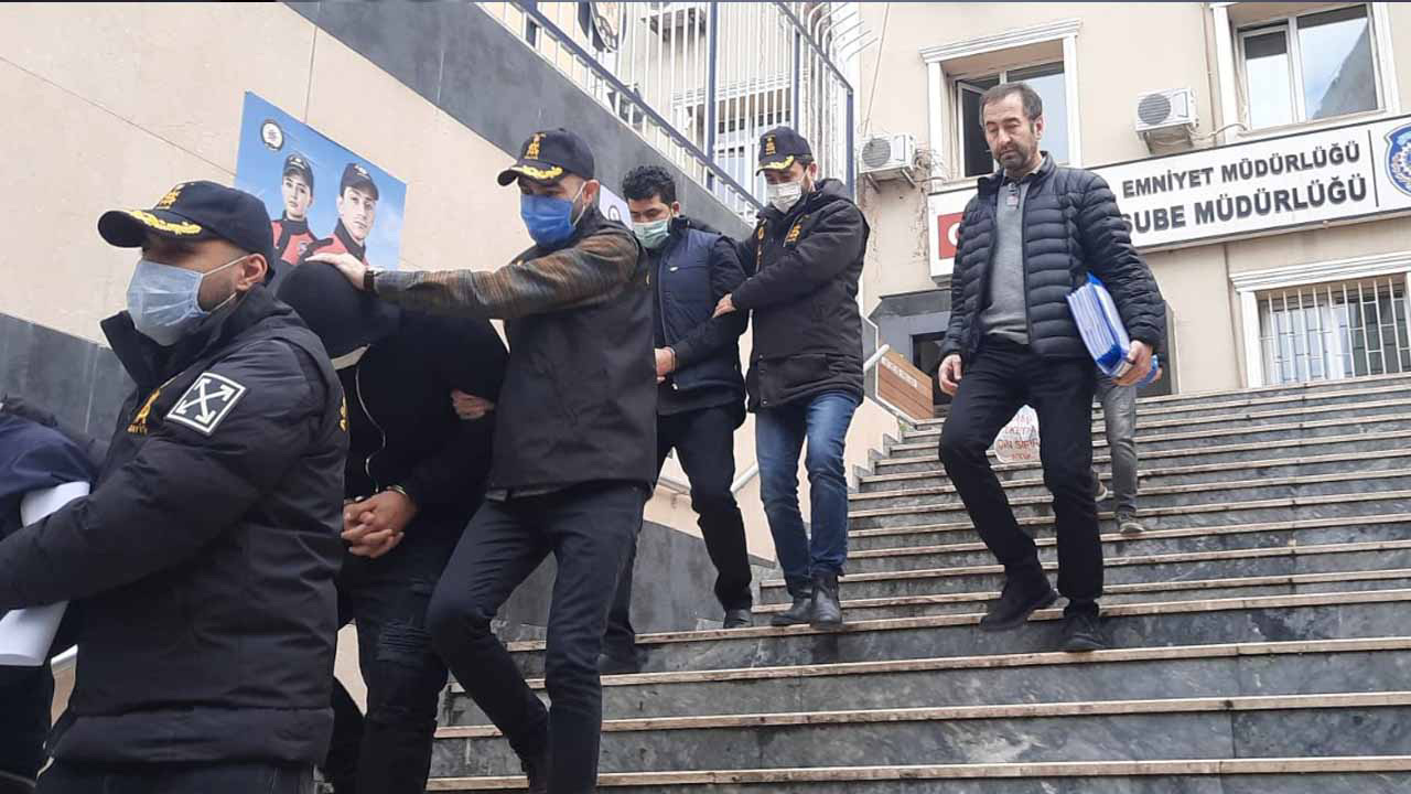 Kendilerini polis olarak tanıtıp yabancıları dolandıran çete yakalandı