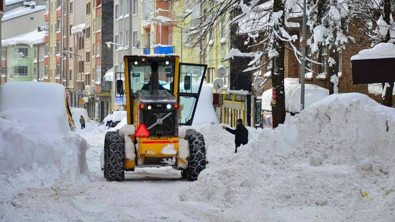 Ordu 'da acayip görüntüler! Akkuş ilçesinde kar kalınlığı 2 metreye ulaştı haberi