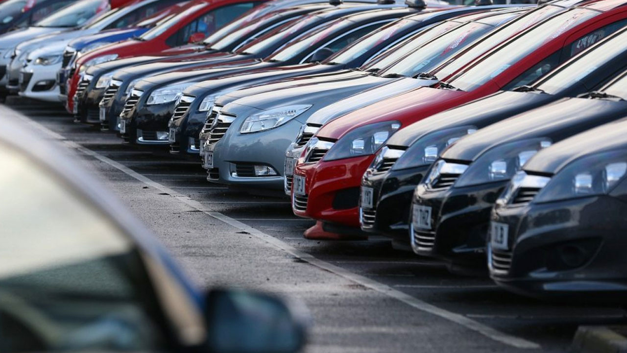 Otomobilde indirim sevinci kısa sürdü yeni zamlar başladı ilk zam haberi Toyota'dan geldi