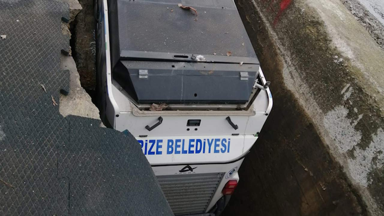 Rize'de sahildeki yürüyüş yolunda göçük; belediye arabulucu çukura düştü haberi