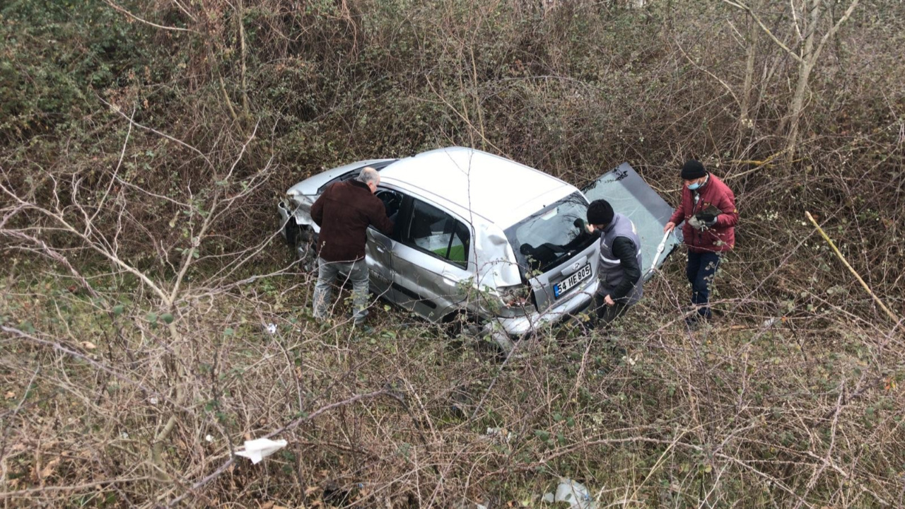 Sakarya'da feci kaza! Kontrolden çıkan araç tarlaya uçtu: 2 yaralı