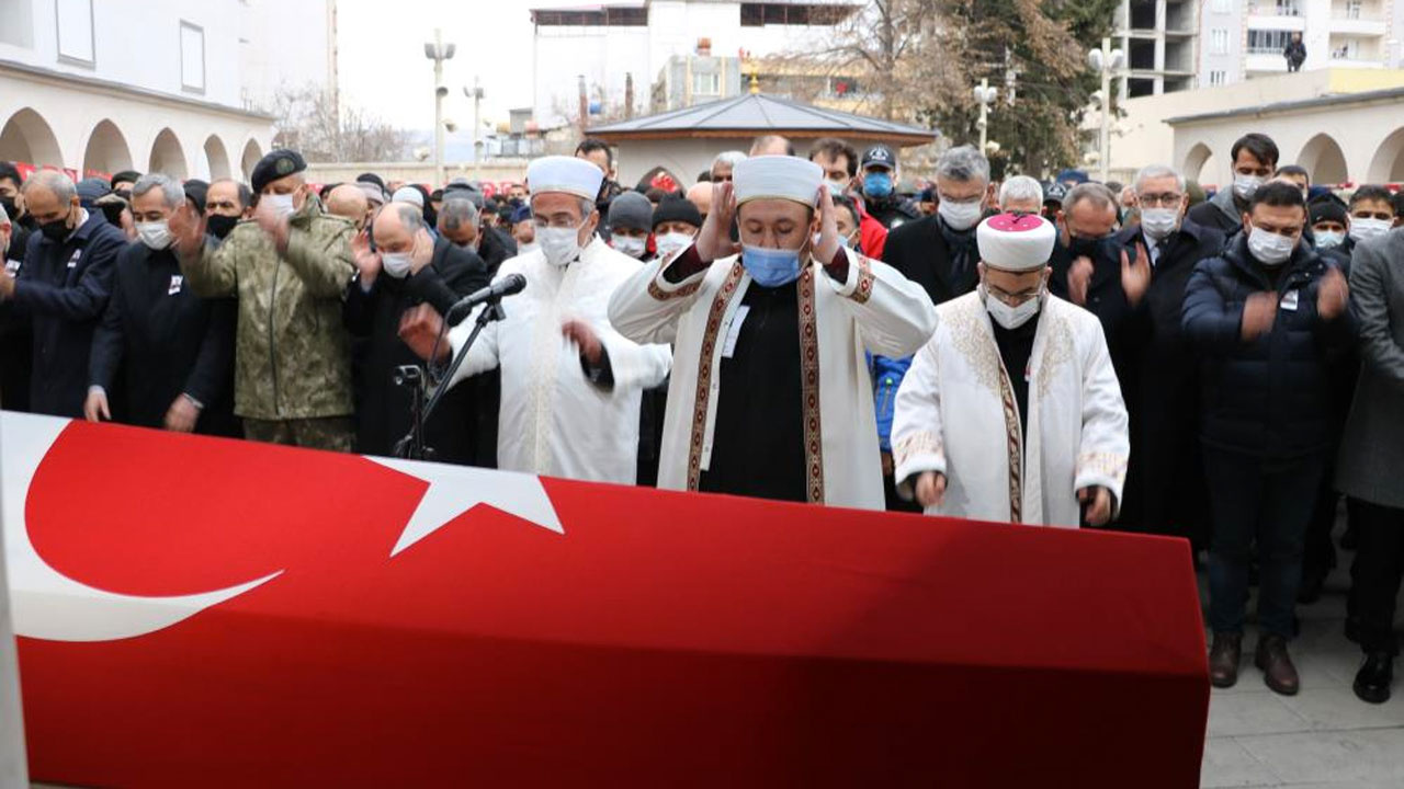 Şehit Piyade Teğmen Murat Alyakut'un cenaze namazını imam ağabeyi kıldırdı