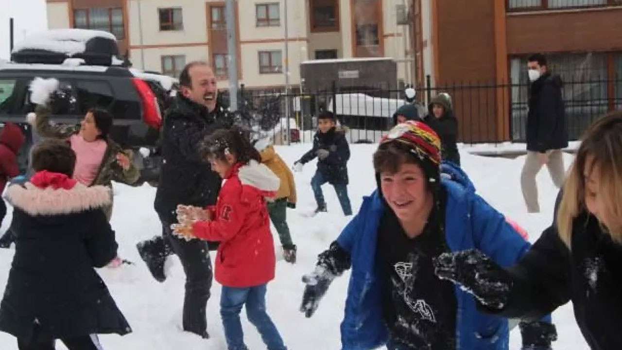 Şırnak Valisi, çocuklarla kar topu oynadı! haberi