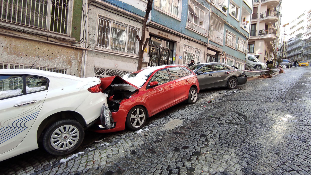 Şişli'de buzlanan yolda kayan itfaiye aracı 7 otomobile çarptı haberi