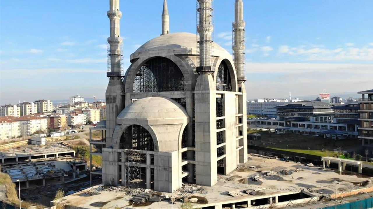 Ümraniye 'de sırra dönen cami inşaatı mahalle sakini: Biteceğine inanmıyorum