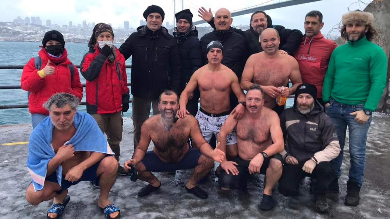 Üsküdar'da karın altında boğazın buz gibi sularında yüzdüler haberi
