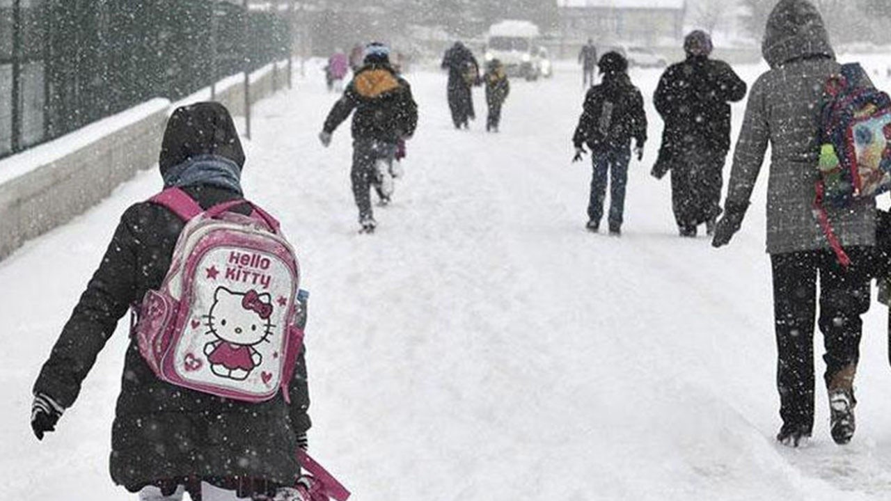 Yoğun kar yağışı etkili oluyor!Okullar yarın tatil edildi