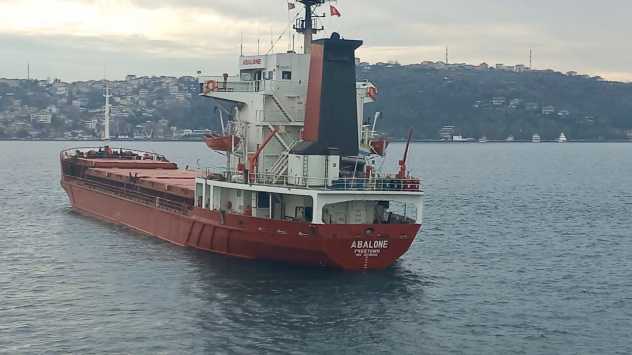 100 metre boyundaki hurda yüklü gemi İstanbul Boğazı'nda arıza yaptı haberi