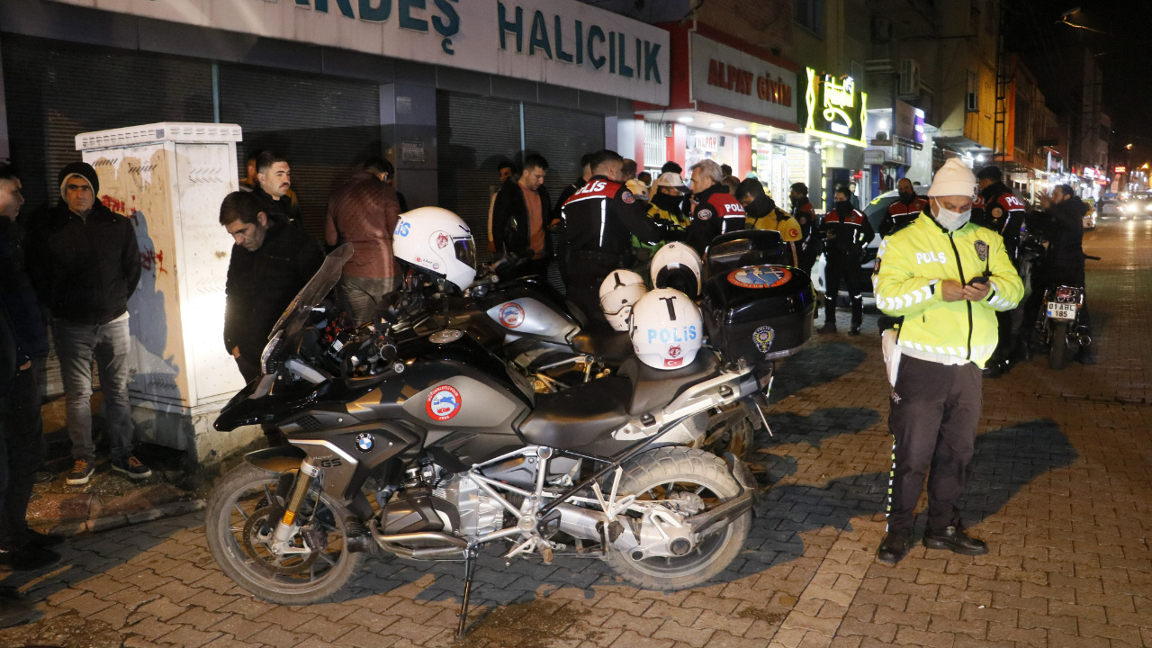 Adana'da dur ihtarına uymayan araba polis motosikletine çarptı 2 polis yaralanmış haberi