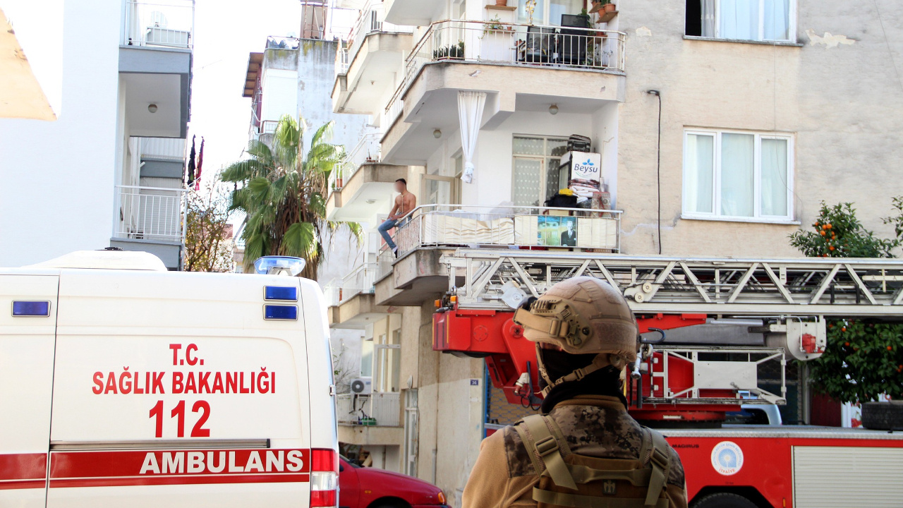 Antalya'da bunalıma girdi çıplak halde intihara kalkıştı! Bakın kaç TL karşılığında eyleme son verdi haberi