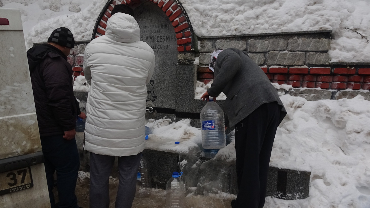 Bursa'da metrelerce kuyruk oluştu! Eksi 10 derecede bu çeşmeye akın ettiler haberi