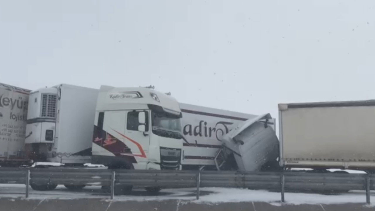 Buzlanan yolda zincirleme kaza: 4 yaralı haberi