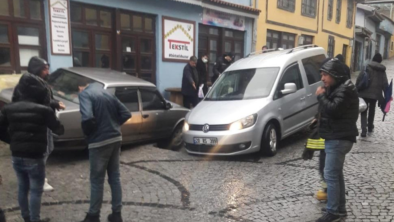 Denizli'de yol aniden çöktü otomobil çukura düştü! Fazla eski tarihlere dayanan... haberi