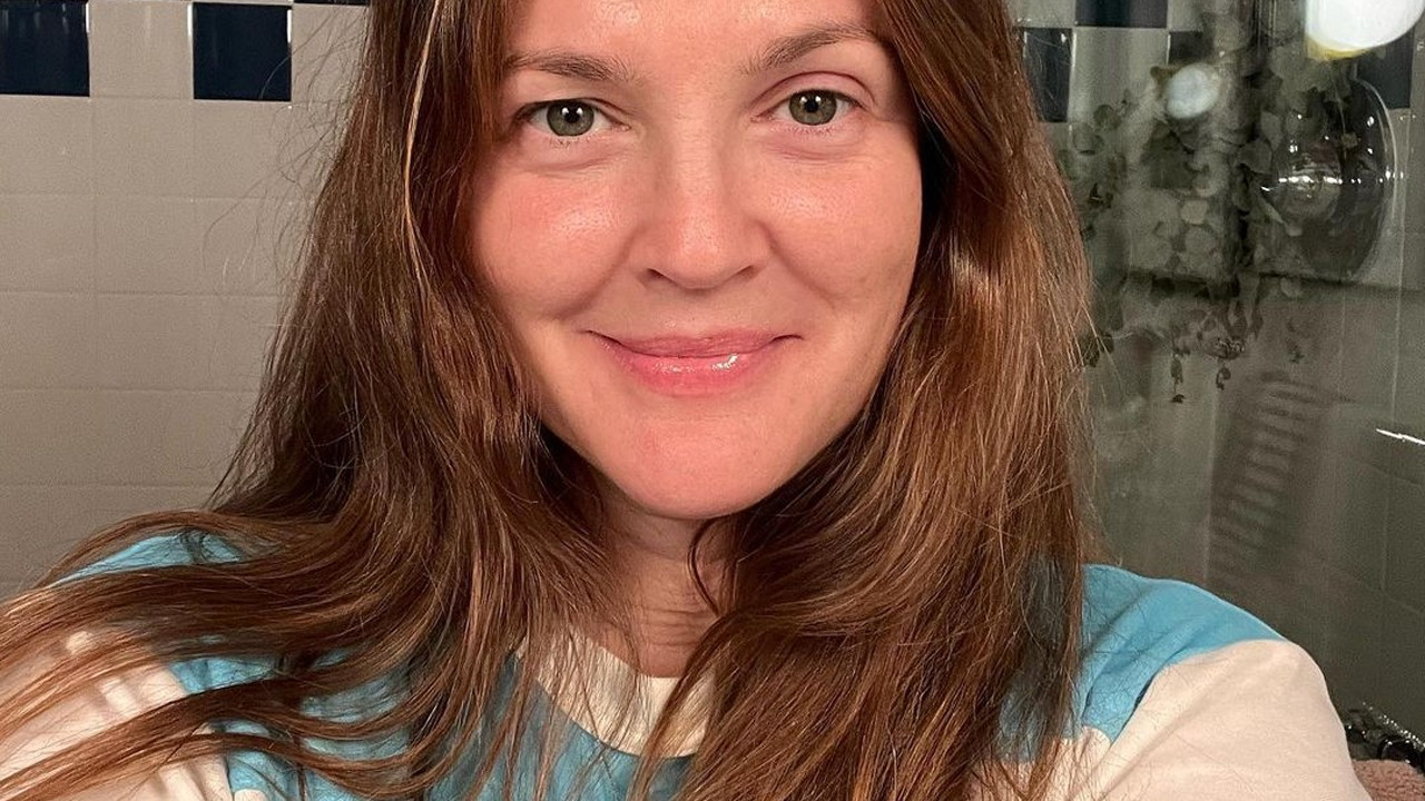 Drew Barrymore'dan 47. yaşına özel makyajsız selfie haberi