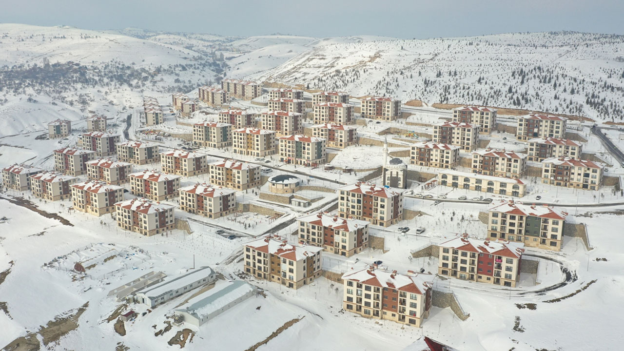 Elazığ'da TOKİ 10 milyar liralık yatırımla depremzedeler için yeni bir büyük kasaba yapı ediyor haberi