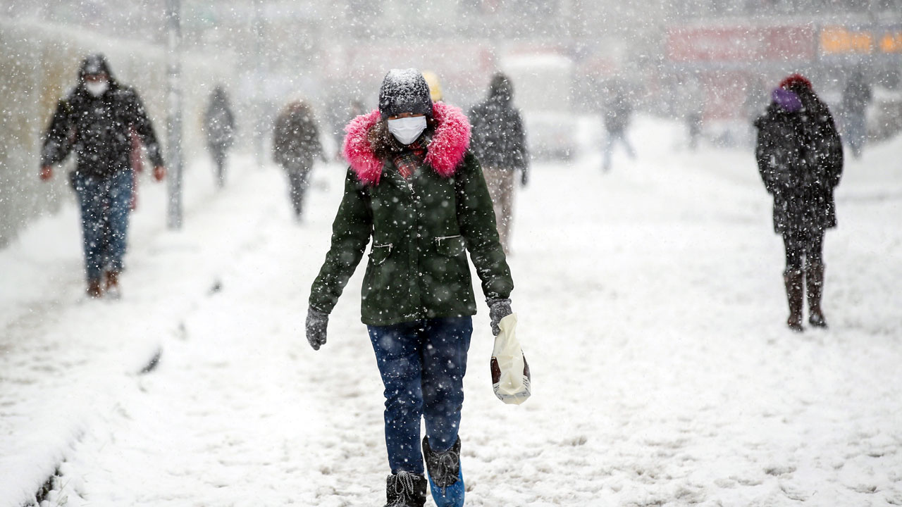 İstanbul'a kar geliyor! Meteoroloji Uzmanı Esra Bayhan canlı yayında saati duyurdu haberi