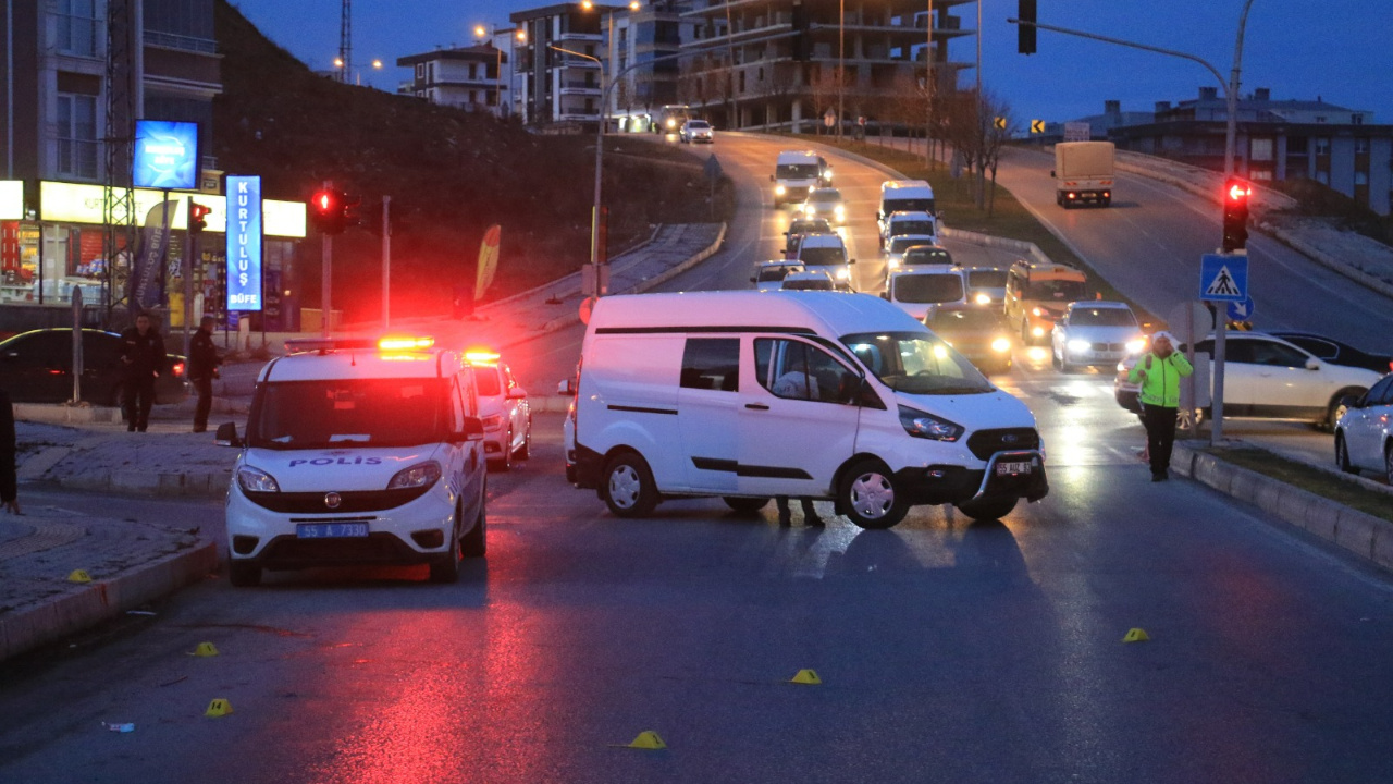 Samsun'da bir kişi otomobiliyle kırmızı ışıkta beklerken silahlı saldırıya uğradı haberi