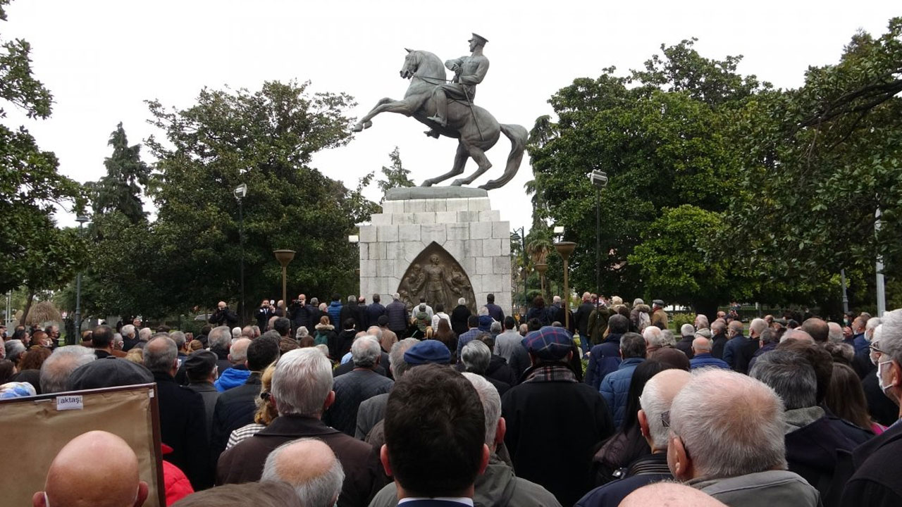 Samsun'daki Atatürk Anıtı'na gidenler, heykel etrafında insan halkası oluşturdu haberi