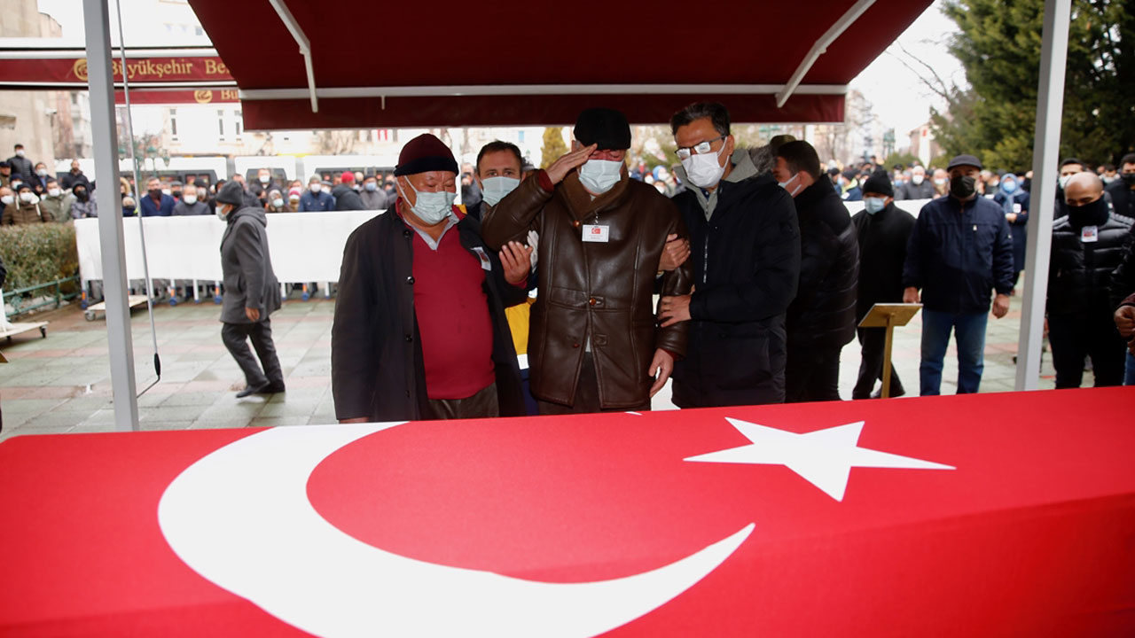 Şehit Piyade Er Tarık Tarcan cenazesinde acılı baba tabut başında asker selamı verip böyle seslendi haberi