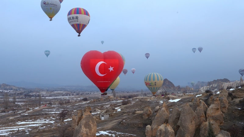 TRT TÜRK - Sevgililer Günü'nde çiftler balon manzaralı Kapadokya'ya akın etti haberi